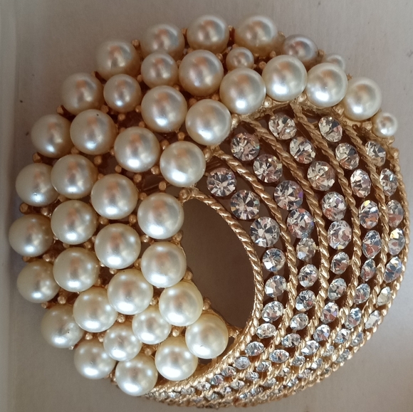 Trifari Crown Gold Tone Faux Pearls Rhinestones Vintage 1960's Brooch - Picture 16 of 16